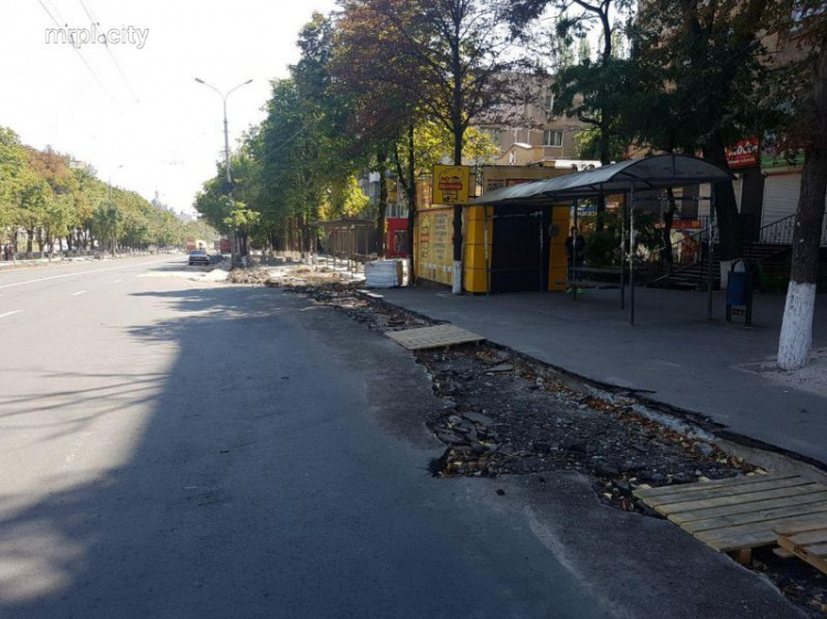 В перекрытом на ремонт центральном проспекте Мариуполя ни одного рабочего (ФОТОФАКТ - ДОПОЛНЕНО)