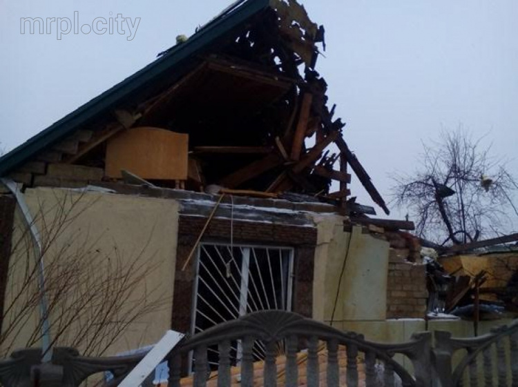Дом в прифронтовой Авдеевке разрушен в результате прямого попадания снаряда (ФОТО)