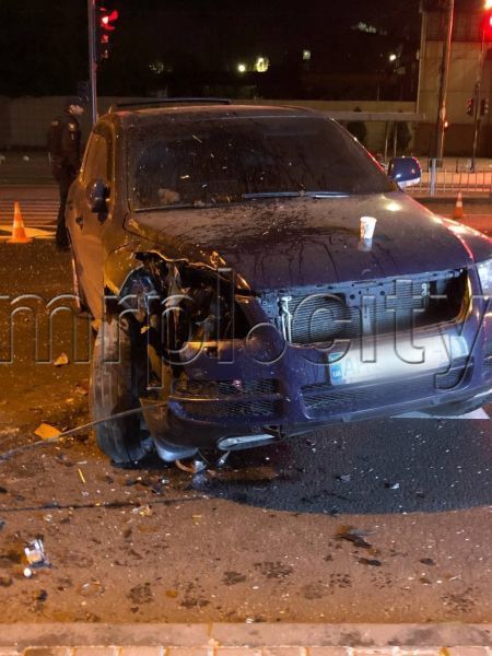 На опасной дороге в Мариуполе столкнулись автомобили: сбит пешеход и травмирован водитель