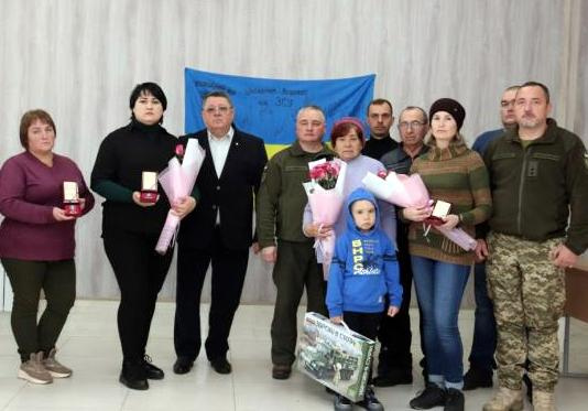 Родинам загиблих азовців передали нагороди від Президента