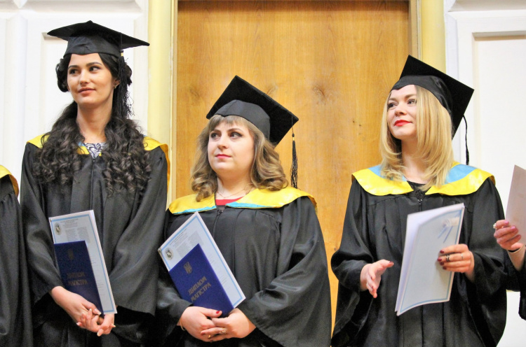 В мариупольском университете 32 выпускника получили диплом с отличием