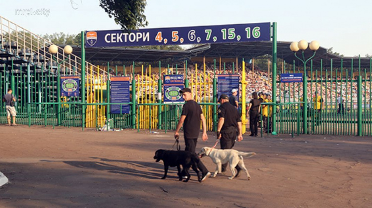 Более 400 полицейских пресекали правонарушения на победоносном матче ФК «Мариуполь» (ФОТО)