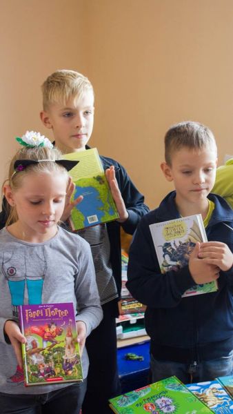 Киевское издательство подарило мариупольским детям книги о волшебниках и драконах (ФОТО)