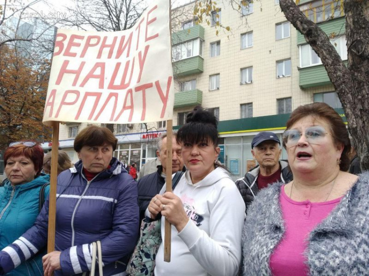 Помогите, верните деньги: центр Мариуполя заполонили активисты с плакатами (ФОТО+ВИДЕО)