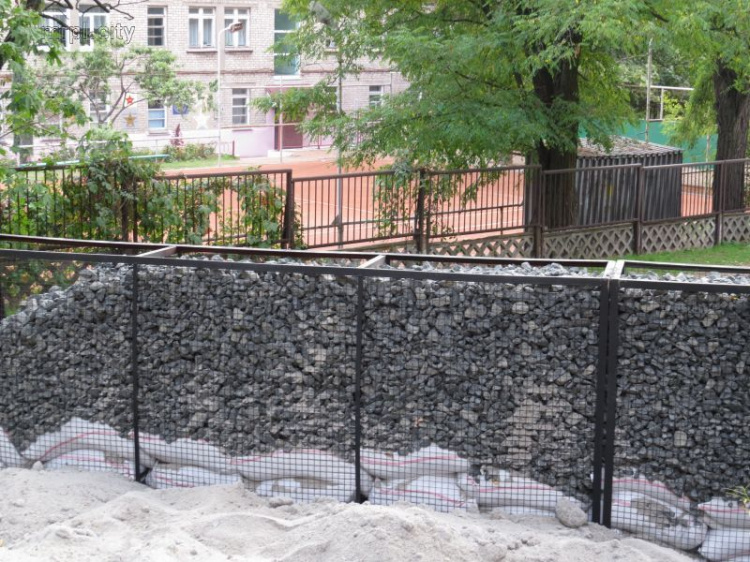 Экоинспекция в Мариуполе разбиралось в спорном строительстве трехъярусной детской площадки с габионами (ФОТО)