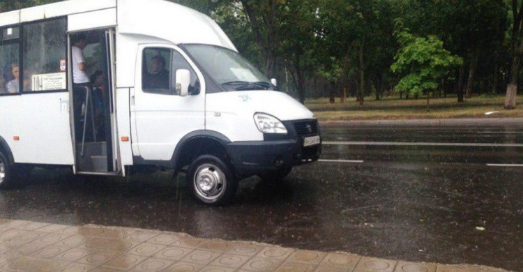 В Мариуполе из-за дождя затопило маршрутку (ВИДЕО)