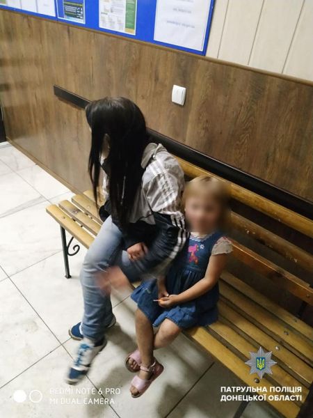 Пьяная мариупольчанка оставила четырехлетнюю дочь на остановке (ФОТО)