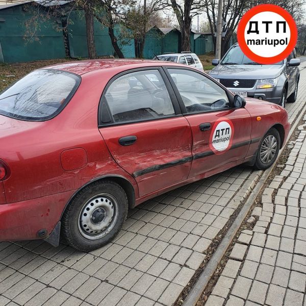 Ирония судьбы: в Мариуполе автомобиль с наклейкой «ДТП» попал в аварию