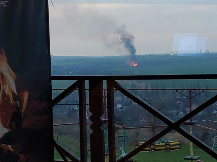 В Мариуполе горел гектар сухостоя, поврежден электрокабель