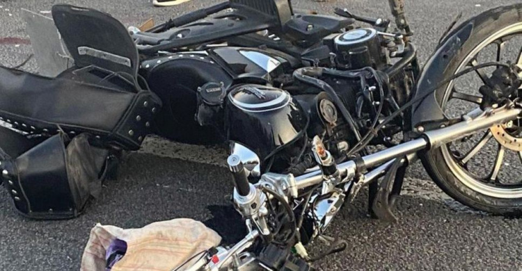 Под Мариуполем мотоцикл влетел в автомобиль: водитель госпитализирован