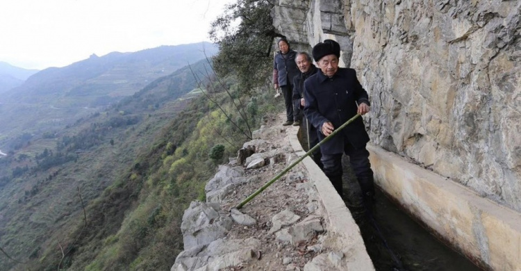 Китаец прорыл в горе водный канал для своей деревни. На это ушло 36 лет