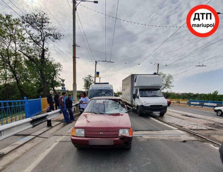 В Мариуполе легковушка сбила велосипедиста (ФОТО)