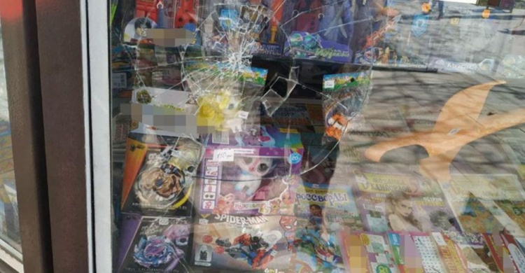 Мариуполец разбил витрину киоска в отместку продавцу (ФОТО)