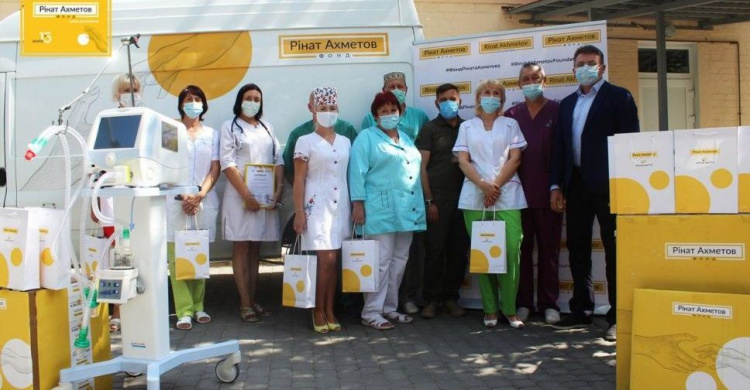 Фонд Рината Ахметова и Метинвест передали современный аппарат ИВЛ медикам Авдеевки