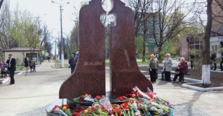 В Мариуполе у памятника жертвам Чернобыльской трагедии установят мемориальные плиты и облагородят территорию