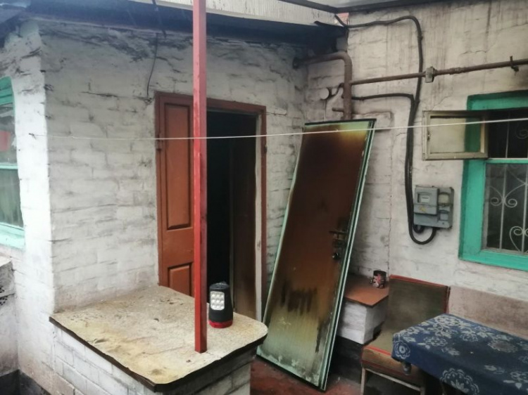 В Мариуполе в горящем доме нашли тело пожилого мужчины