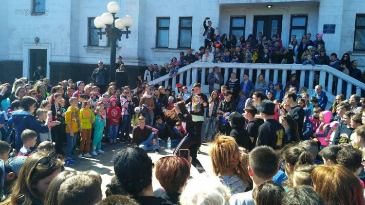 Мариупольцы вышли на Пасхальные гулянья в Театральный сквер (ФОТОРЕПОРТАЖ)