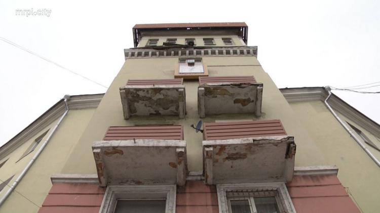 В центре Мариуполя на прохожих падают балконы (ФОТО)