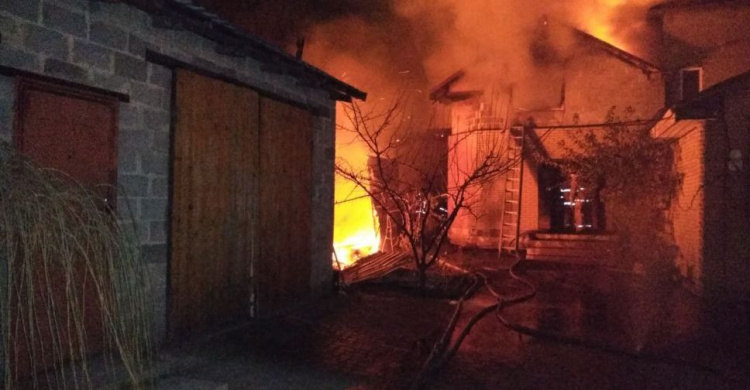 В Мариуполе среди ночи произошел пожар в частном секторе (ФОТО)