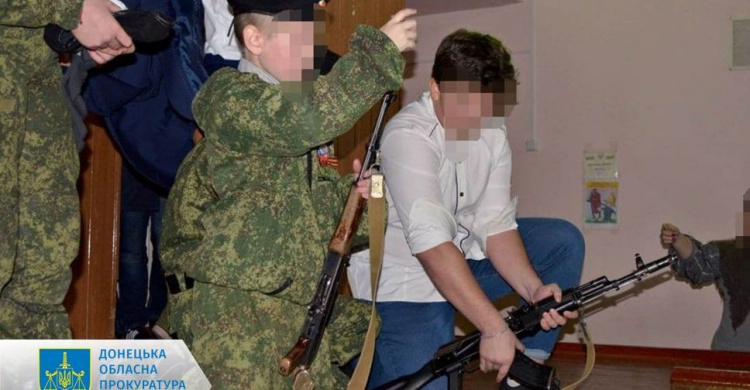 Учит детей убивать: основателю «военно-патриотических клубов» в Донецкой области грозит тюрьма