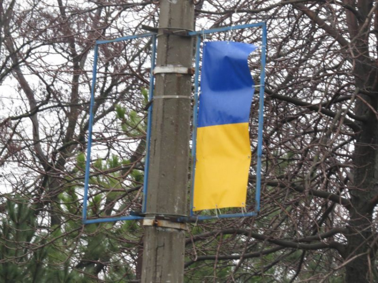 На площади Воинов-освободителей Мариуполя сорвано 10 государственных флагов Украины (ФОТОФАКТ)