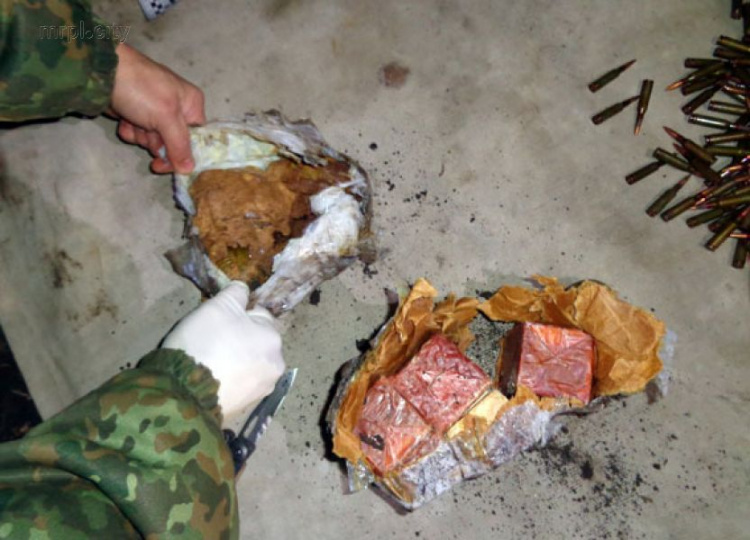 Под Мариуполем обезвредили взрывоопасный тайник (ФОТО)
