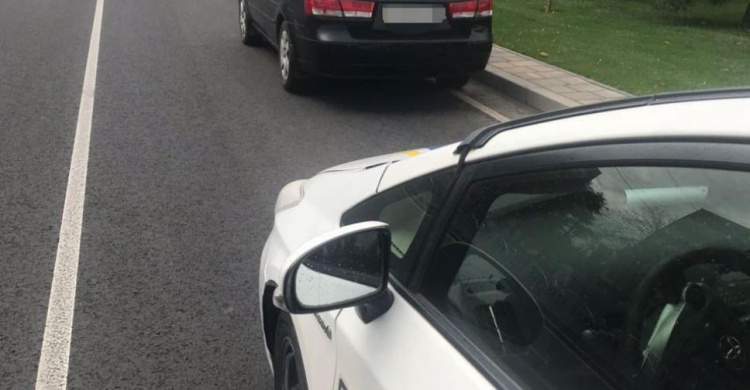 Новая дорожная разметка: в центре Мариуполя водителя оштрафовали за парковку