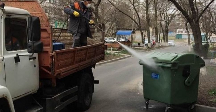 В Мариуполе ежедневно обрабатывают дезрастворами мусорные контейнеры (ФОТО)