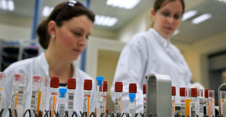 В Мариуполе на выявление коронавируса в референс лаборатории отправлено 326 проб