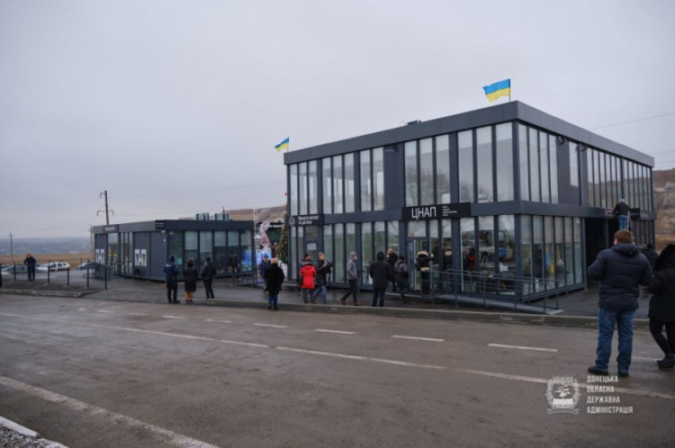 На КПВВ в Донбассе открыли сервисный центр с почтой, медпунктом и банком