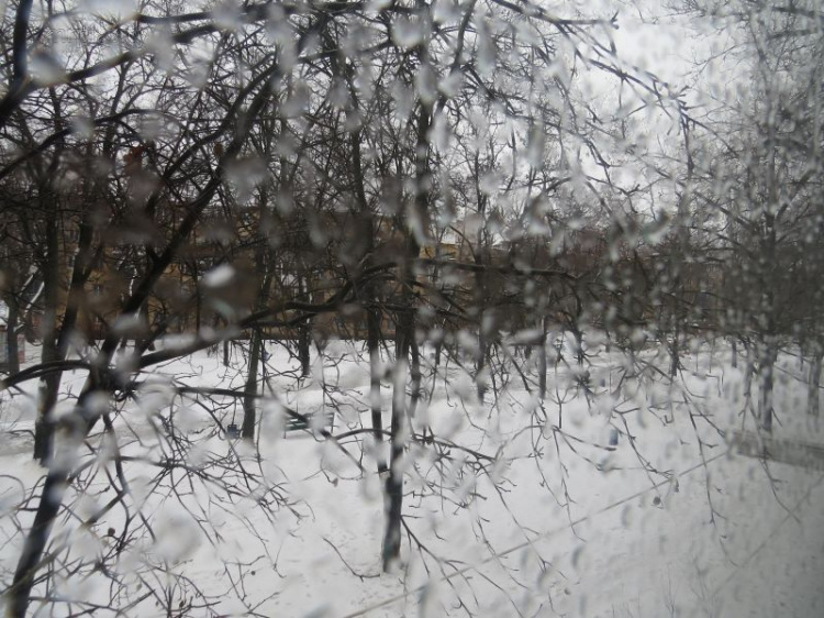 Таяние снега и дождь. В Мариуполе предотвращают затопления (ФОТО)