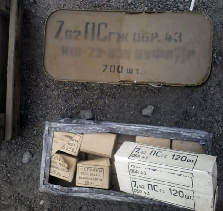 Под Мариуполем задержали диван с боеприпасами (ФОТО)