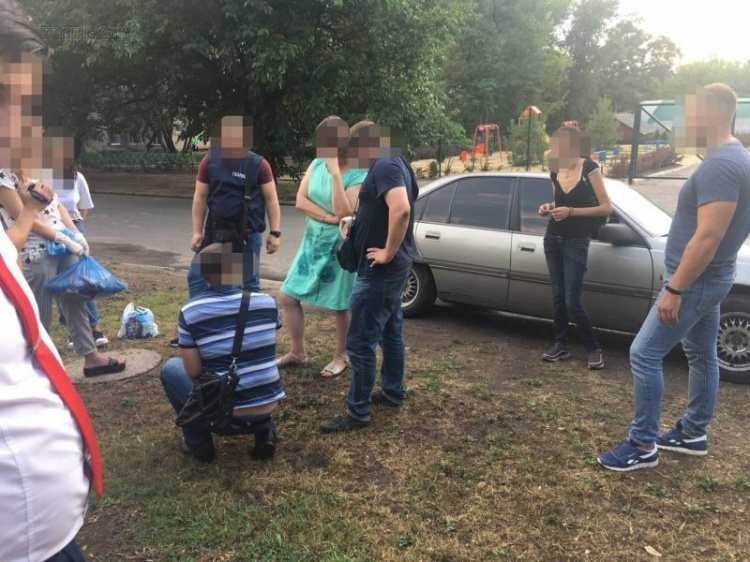За взятку в 1200 долларов в Донецкой области задержана чиновница (ФОТО)
