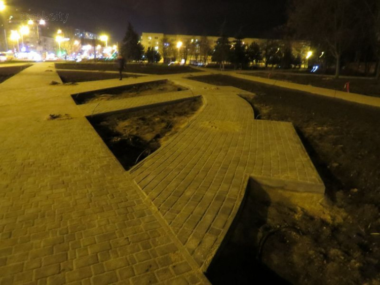 В Мариуполе завершена основная часть реконструкции аллей Административной площади (ФОТОФАКТ)