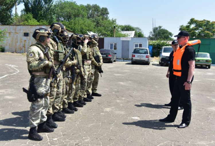 Спецназовцы в Мариуполе прошли тренировку на полицейском катере (ФОТО)