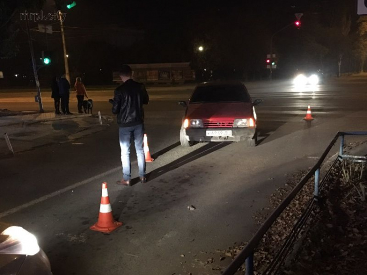 Переходила на зеленый: в Мариуполе женщину сбила машина (ФОТО)