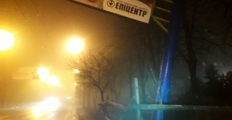 В центре Мариуполя над пешеходами нависла опасность (ФОТОФАКТ)
