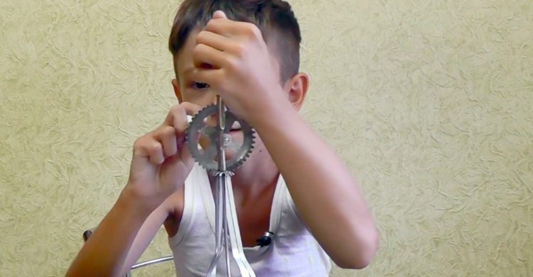 Челюсти из вареничницы и флейта из бигуди – мариупольские дети о вещах СССР (ВИДЕО)
