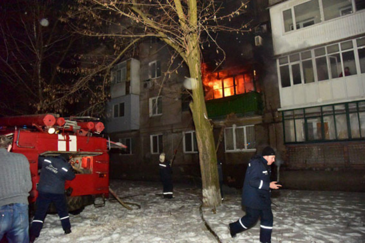 Полицейские Донецкой области в Авдеевке эвакуировали жильцов из горящего дома