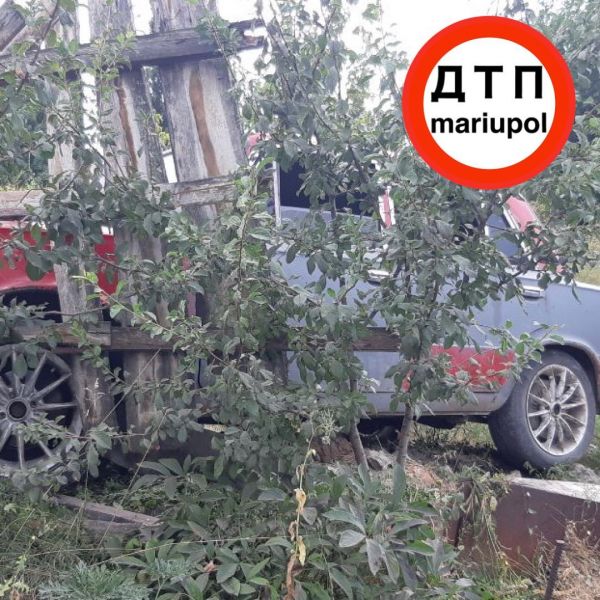 В Мариуполе серо-бурая машина разнесла забор