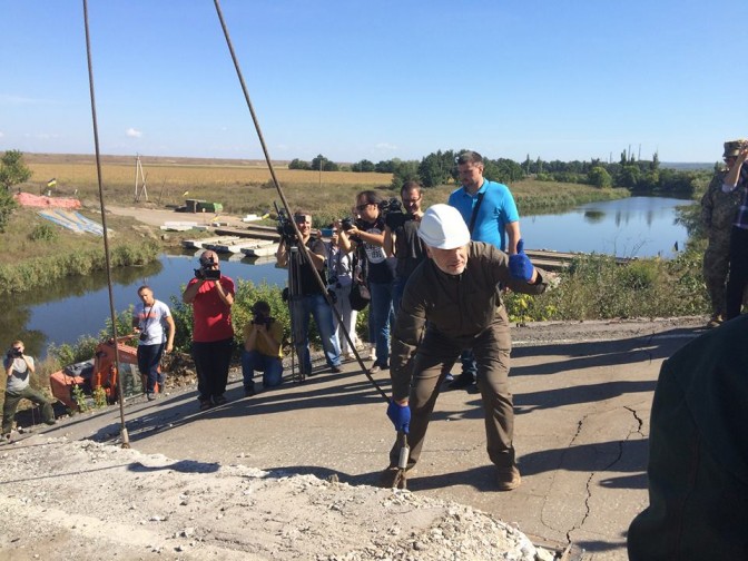 В Донецкой области начали ремонт разрушенных мостов (ФОТО)