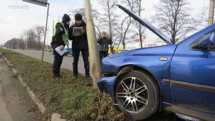 В Мариуполе иномарка сбила светофор (ФОТО)
