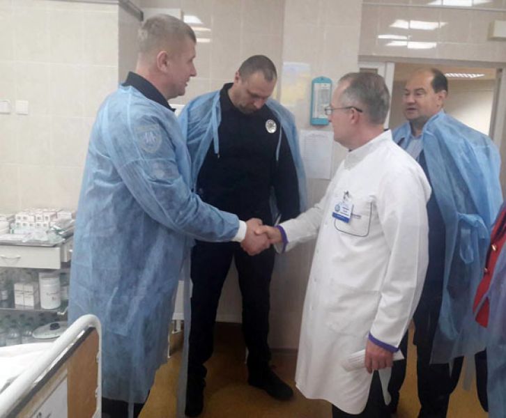 Подорвавшийся под Мариуполем полицейский проведет в днепровской больнице еще месяц (ФОТО)