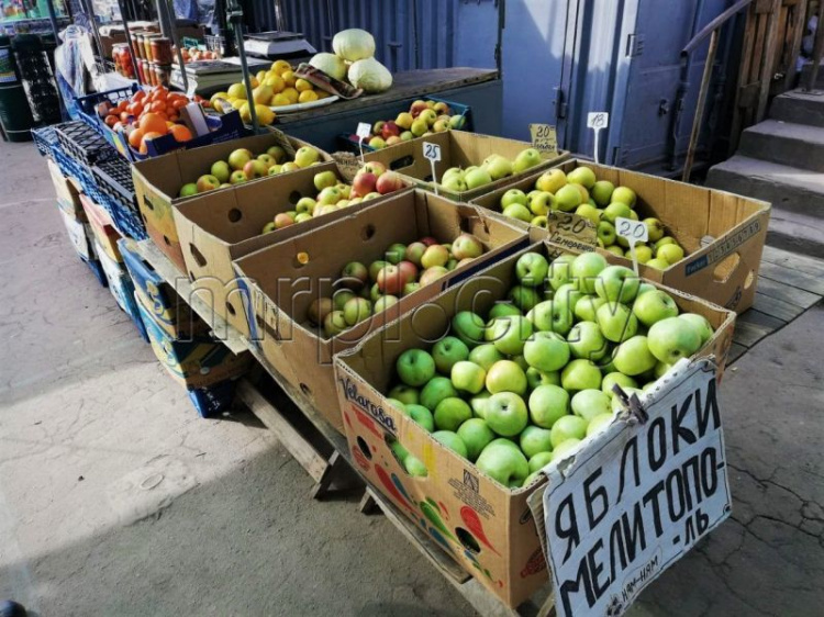 Рынок "Славутич". Из-за низкой урожайности в 2020 году цены на яблоки высокие