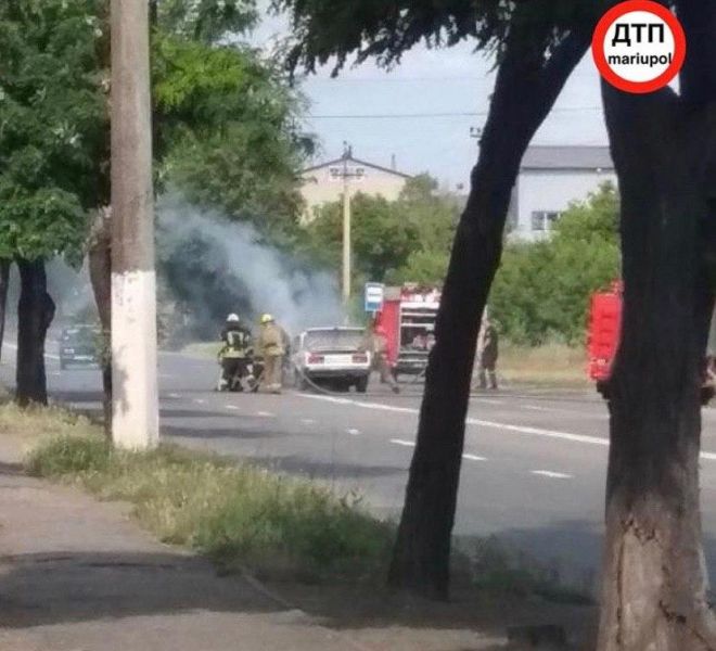 В Мариуполе на ходу загорелась легковушка (ФОТО)