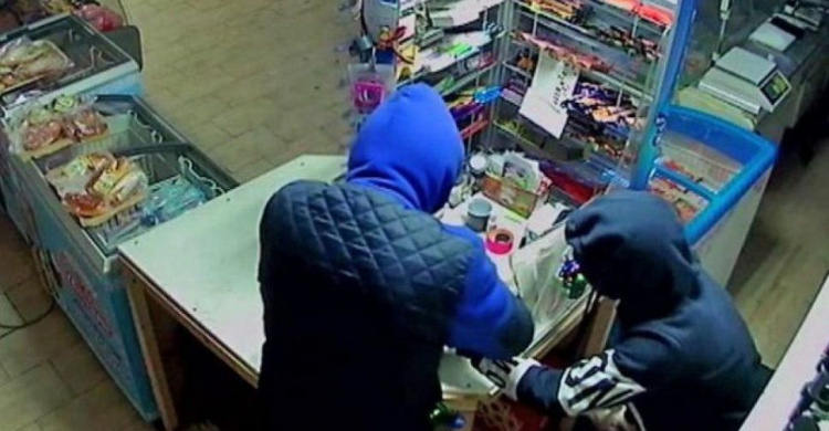 В Мариуполе трое парней обокрали работницу магазина: их лица зафиксировала камера наблюдения (ВИДЕО)