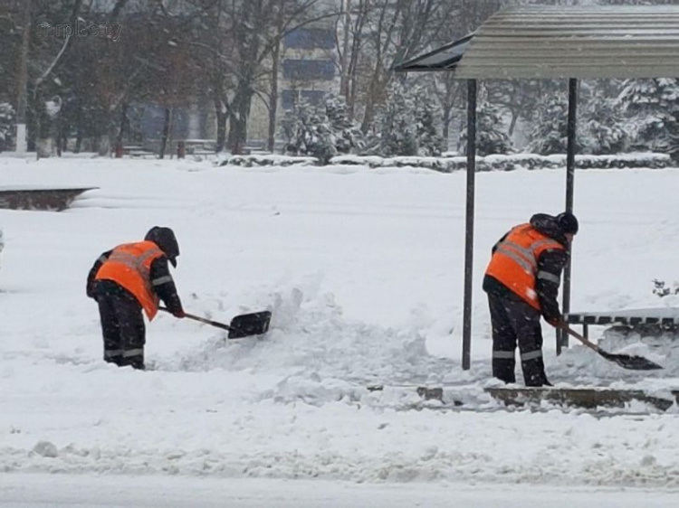 В Мариуполе в борьбе со снегом задействовано максимальное количество людей (ФОТО)
