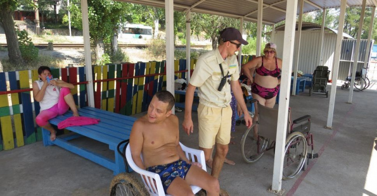  Мариупольцы с инвалидностью мечтают сделать свой пляж более комфортабельным (ФОТО+ВИДЕО)