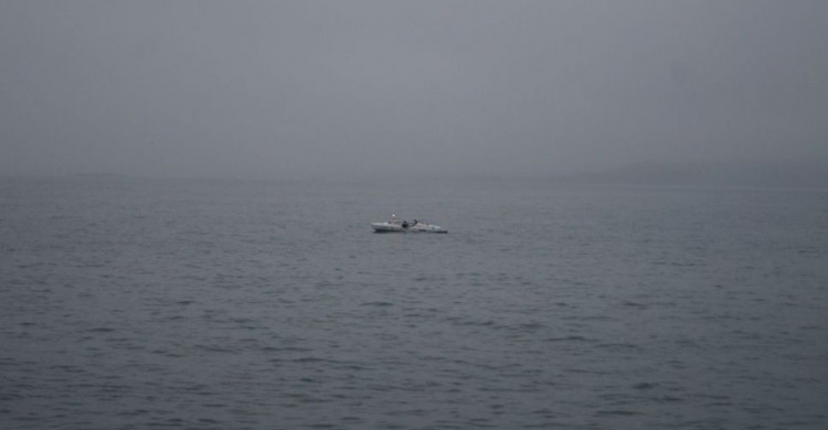 Почти сутки в открытом море близ Мариуполя ищут трех рыбаков