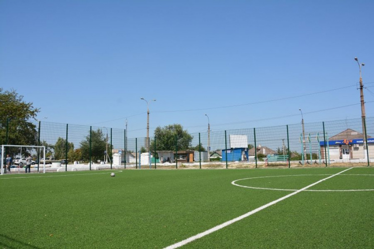 В Мариуполе появилось современное футбольное поле (ФОТО)